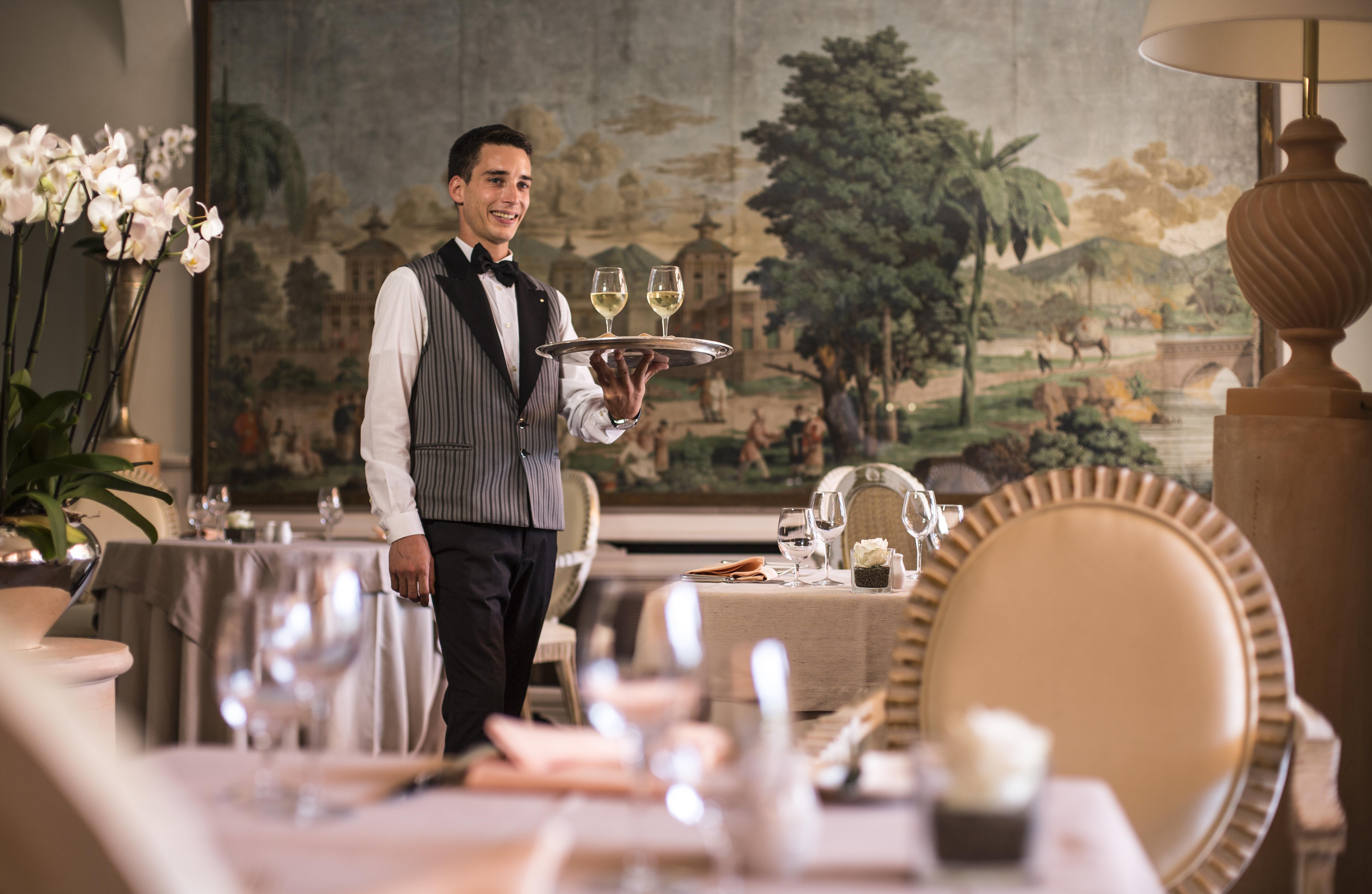 Grand Hotel Villa Castagnola Lugano Ngoại thất bức ảnh A butler at the Four Seasons Hotel in Paris