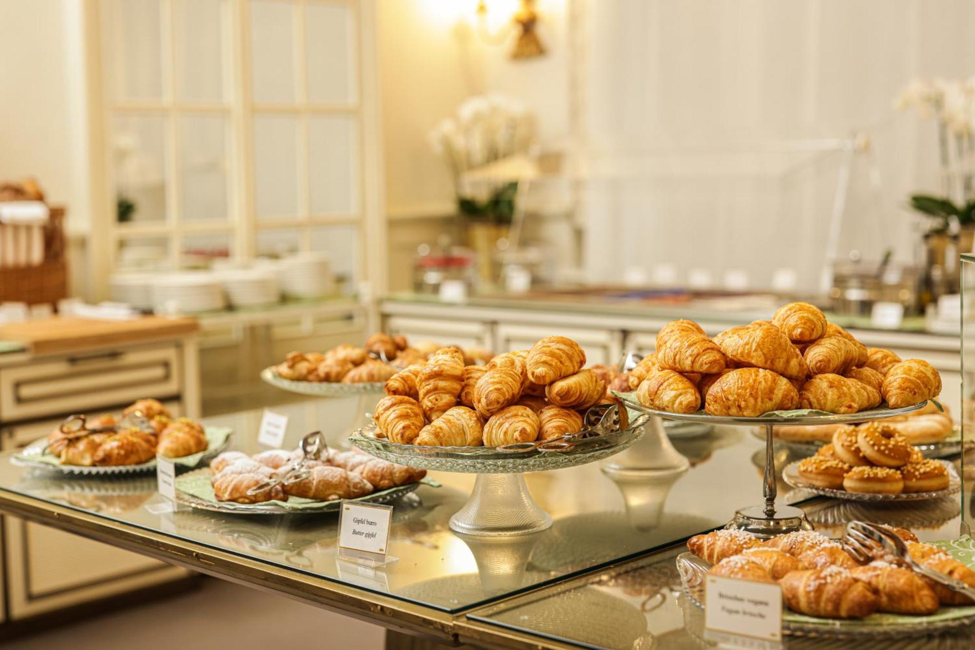 Grand Hotel Villa Castagnola Lugano Ngoại thất bức ảnh A pastry display at a bakery