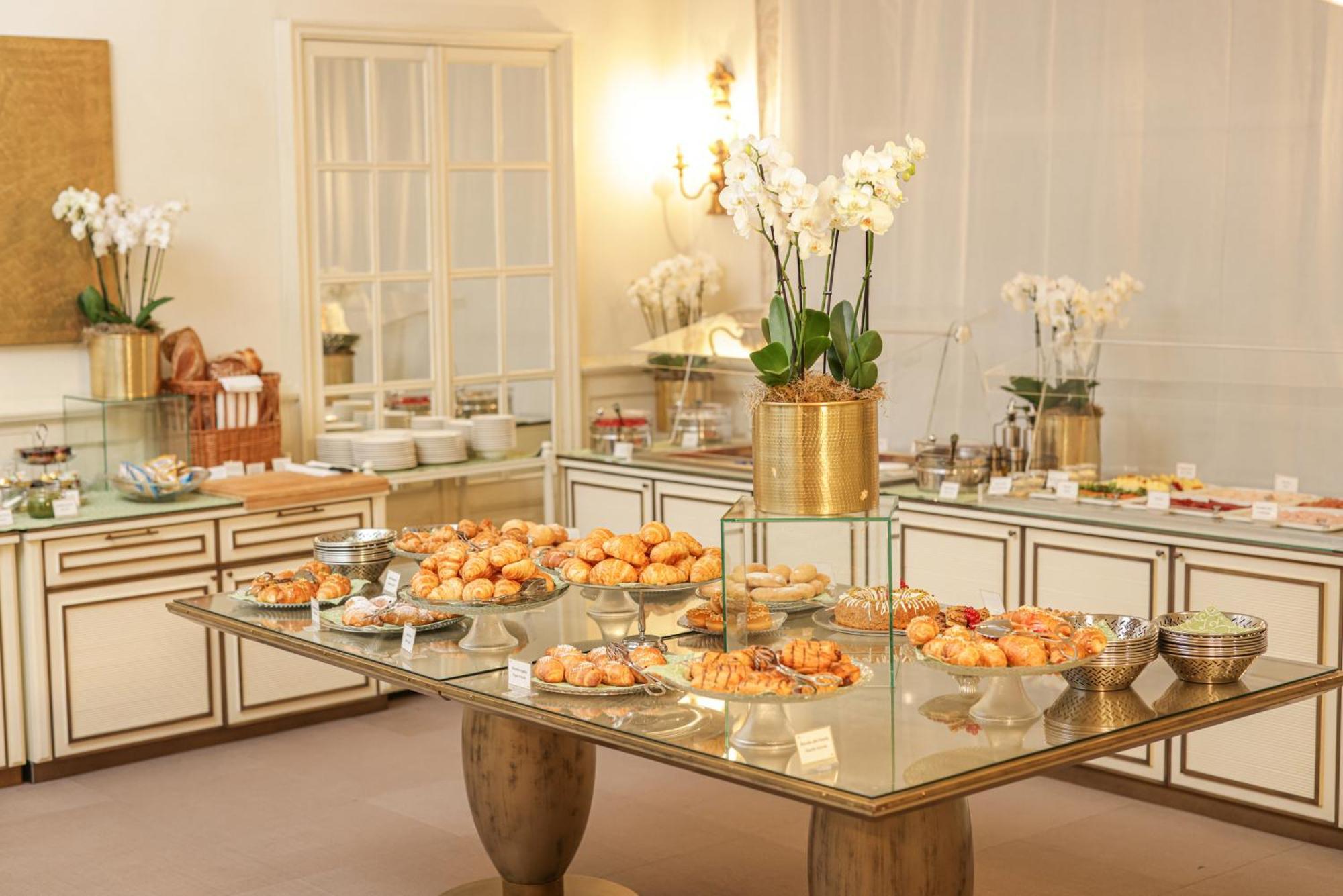 Grand Hotel Villa Castagnola Lugano Ngoại thất bức ảnh A buffet at a hotel